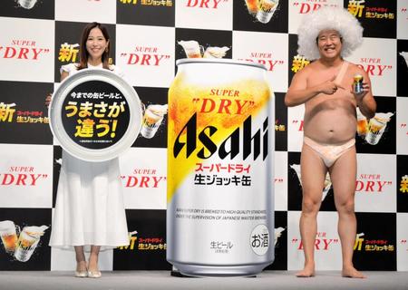 　笑顔で撮影に応じた鷲見玲奈（左）ととにかく明るい安村