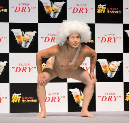 　おなじみの「全裸に見えるポーズ」を披露したとにかく明るい安村