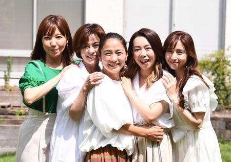 　久しぶりのパフォーマンスが楽しみなＯＰＤの（左から）上田美穂、古谷文乃、武内由紀子、稲葉貴子、中野公美子（撮影・園田高夫）