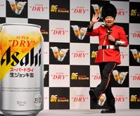 　ロイヤルガードの衣装で行進して登場したとにかく明るい安村