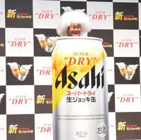 　生ジョッキ缶に見えるポーズで泡になりきったとにかく明るい安村
