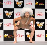 　おなじみの「全裸に見えるポーズ」を披露したとにかく明るい安村