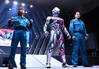 　ウルトラマンブレーザーと一緒にカッコ良くポーズを決める搗宮姫奈（左）と蕨野友也（右）＝撮影・園田高夫