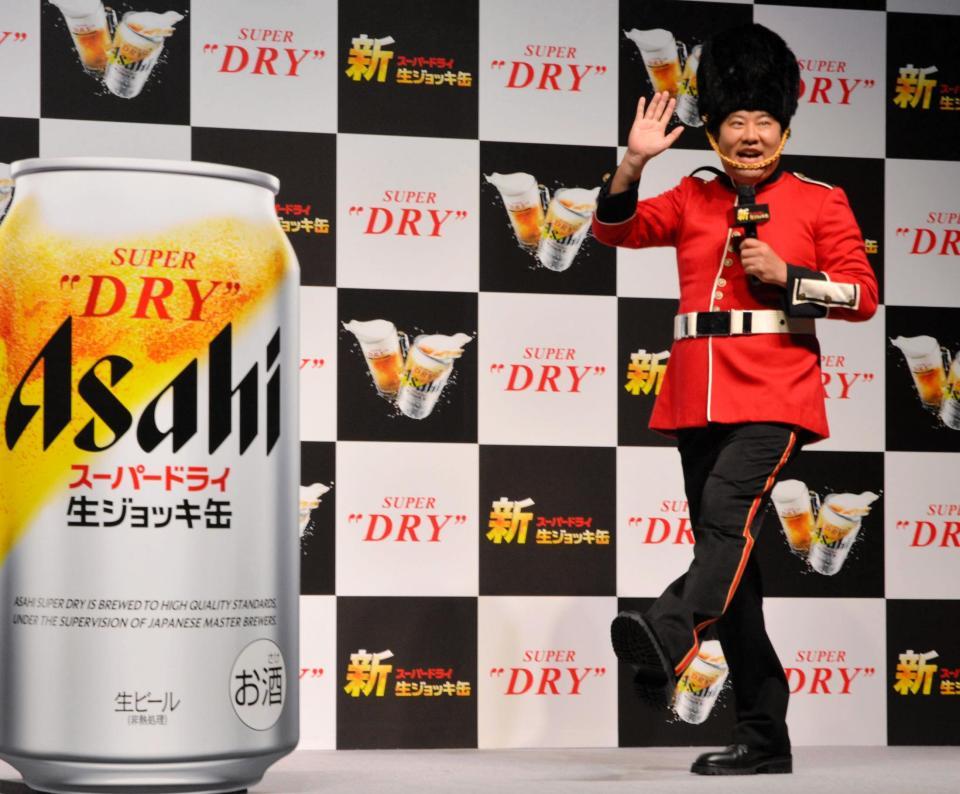 　ロイヤルガードの衣装で行進して登場したとにかく明るい安村