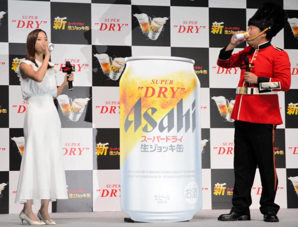 　生ジョッキ缶で乾杯した鷲見玲奈（左）ととにかく明るい安村