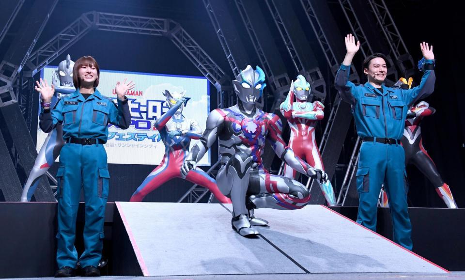 　ウルトラマンブレーザーと一緒にカッコ良くポーズを決める搗宮姫奈（左）と蕨野友也（右）＝撮影・園田高夫