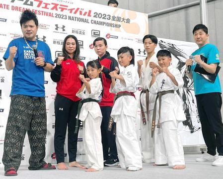 　イベントに登壇した佐田正樹（左端）とあべこうじ（右端）