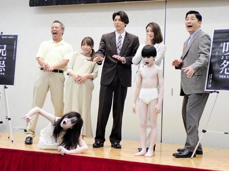 「呪怨　ＴＨＥ　ＬＩＶＥ」の制作発表会見に出席した（左から）いしだ壱成、大場美奈、小林準弥、原幹恵、あべこうじは、。サプライズ登場した伽椰子（左下）、俊雄（右手前）に恐怖のリアクション