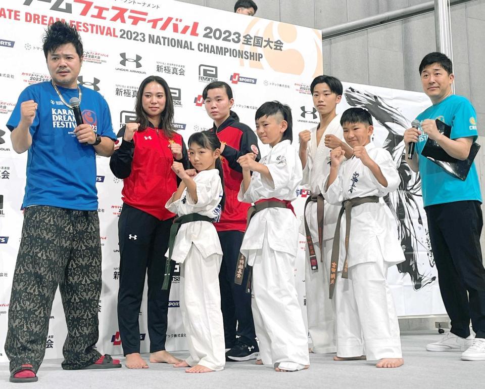 　イベントに登壇した佐田正樹（左端）とあべこうじ（右端）