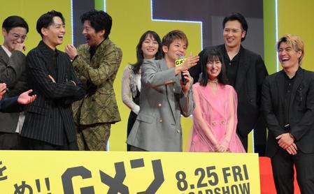 　締めのあいさつで天然ボケを炸裂させる岸優太（中央）に爆笑する（左から）高良健吾、竜星涼、田中圭、吉岡里帆、恒松祐里、尾上松也、森本慎太郎（撮影・伊藤笙子）