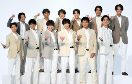 　最終候補者としてお披露目された（前列左から）寺田真二郎、山本佳志、向山毅、塩田将己、青山隼、井筒雄太、（後列同）渡辺真、橋爪健二、小野寺翼、松岡卓弥、鈴木渉、柳田優樹