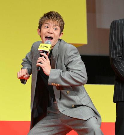 　一発ギャグを披露する岸優太（撮影・伊藤笙子）