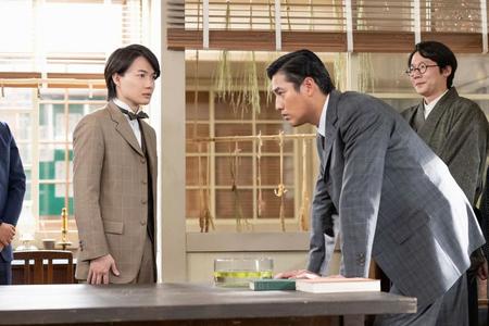 ムジナモを見た田邊が万太郎にあることを命じて…。左から、万太郎（神木隆之介）、田邊（要潤）、波多野（前原滉）