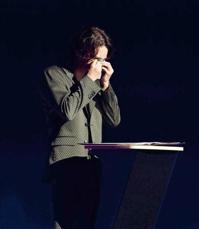 　涙を拭う與真司郎