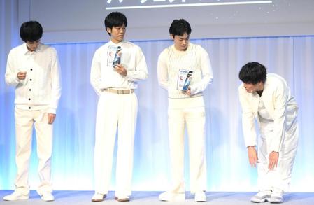 　花王「新・洗たく洗剤発表会」体の柔らかさをアピールする間宮祥太朗（右端）を見つめる（左から）杉野遥亮、松坂桃李、菅田将暉（撮影・堀内翔）