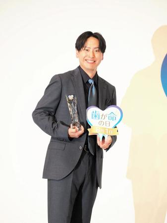 　受賞して笑顔を見せる山下健二郎