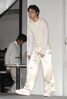 　花王「新・洗たく洗剤発表会」降壇する菅田将暉（撮影・堀内翔）