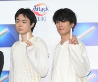 　花王「新・洗たく洗剤発表会」に登場した菅田将暉、間宮祥太朗（右）＝撮影・堀内翔