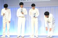 　花王「新・洗たく洗剤発表会」体の柔らかさをアピールする間宮祥太朗（右端）を見つめる（左から）杉野遥亮、松坂桃李、菅田将暉（撮影・堀内翔）