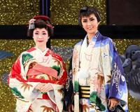 　花組新人公演「鴛鴦歌合戦」で初主演の天城れいん（右）と初ヒロインの朝葉ことの
