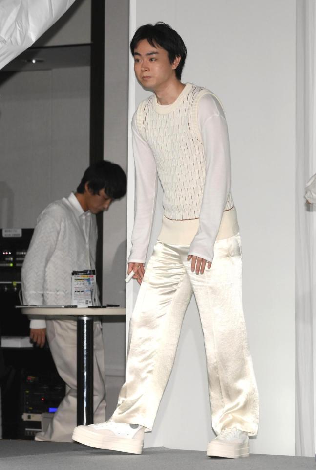 　花王「新・洗たく洗剤発表会」降壇する菅田将暉（撮影・堀内翔）