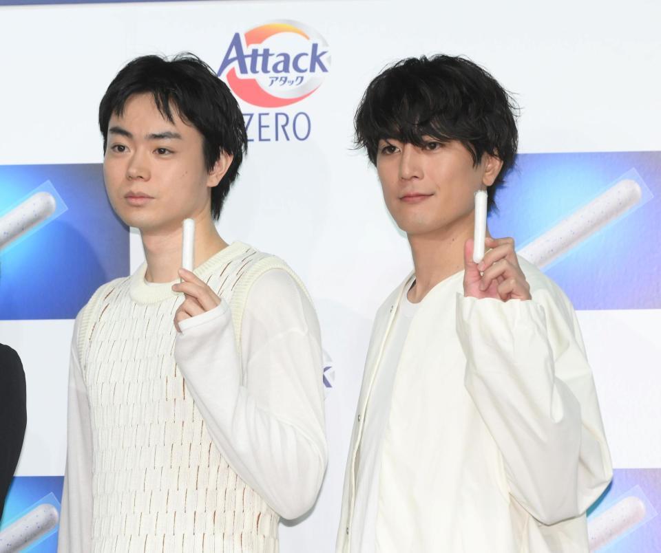 　花王「新・洗たく洗剤発表会」に登場した菅田将暉、間宮祥太朗（右）＝撮影・堀内翔