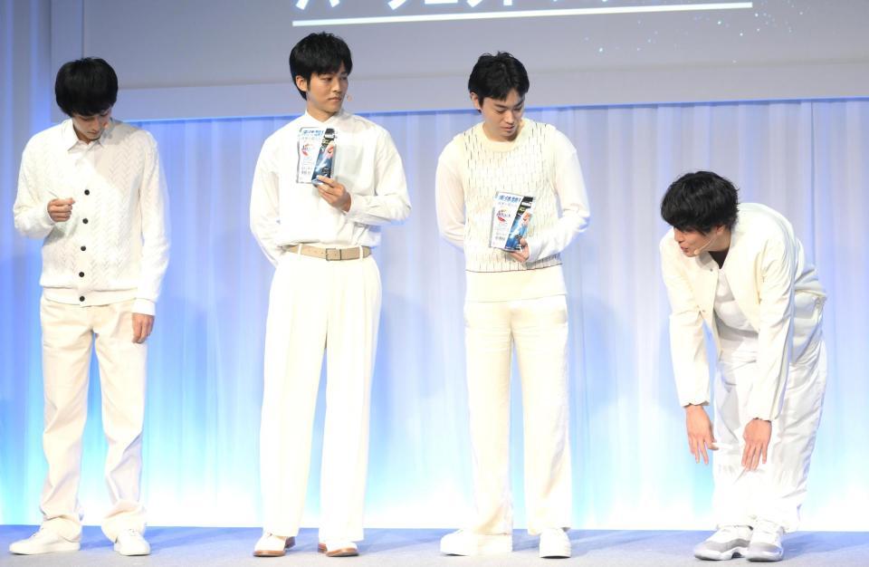 　花王「新・洗たく洗剤発表会」体の柔らかさをアピールする間宮祥太朗（右端）を見つめる（左から）杉野遥亮、松坂桃李、菅田将暉（撮影・堀内翔）