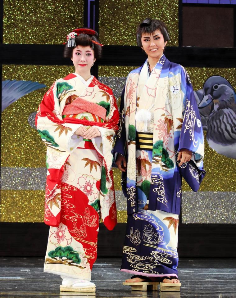 　花組新人公演「鴛鴦歌合戦」で初主演の天城れいん（右）と初ヒロインの朝葉ことの