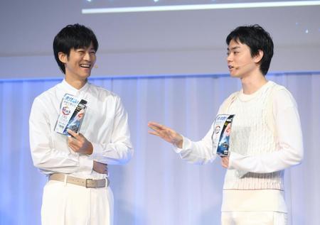 　花王「新・洗たく洗剤発表会」に登場した松坂桃李、菅田将暉（撮影・堀内翔）