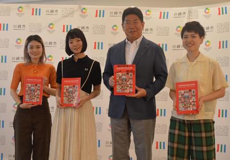 　贈呈したバンドスコアを手に撮影に応じた（左から）ＳＨＩＳＨＡＭＯの松岡彩、宮崎朝子、福田紀彦川崎市長、吉川美冴貴