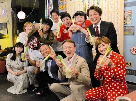 　「居酒屋サンミュージック」のオープン記念会見に出席した（前列左から）矢島珠衣、ザ・グレート・サスケ、ブッチャーブラザーズ・ぶちゃあ、リッキー（岡博之副社長）、マリア・イーちゃん、（後列左から）店舗スタッフ、Ｇたかし、店舗スタッフ、ぽんぽこ・そえじまひでき、高木ひとみ○、ガリベンズ矢野