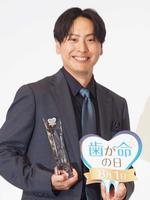 　笑顔を見せる山下健二郎