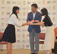 　バンドスコアを学生に贈呈する福田紀彦川崎市長（中央）とＳＨＩＳＡＭＯの宮崎朝子