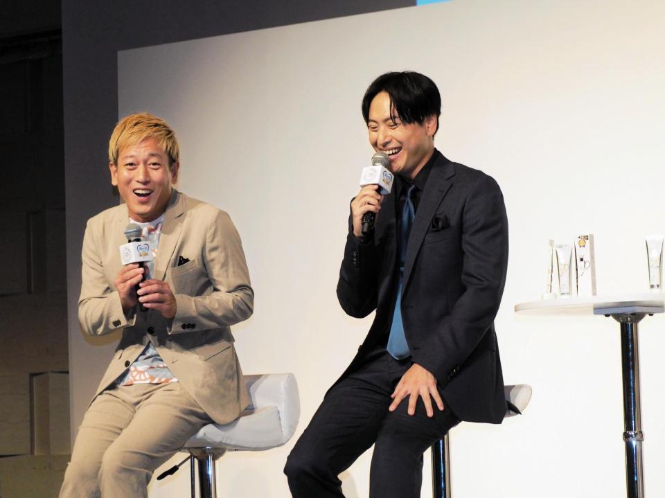 　じゅんいちダビッドソン（左）とにこやかにトークする山下健二郎