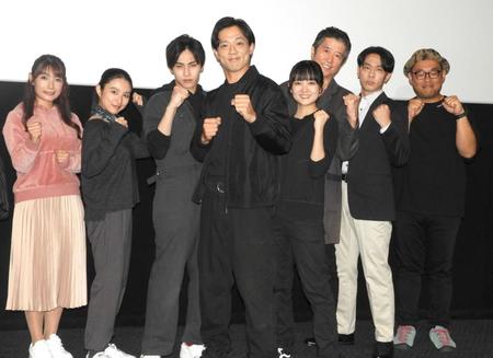 　（左から）外岡えりか、石崎なつみ、寺坂頼我、小澤雄太、濵尾咲綺、長戸勝彦、福井博章、開沼豊監督