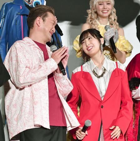 　舞台あいさつでアカペラを披露した佐倉綾音（右）に拍手をする中村獅童（撮影・開出牧）