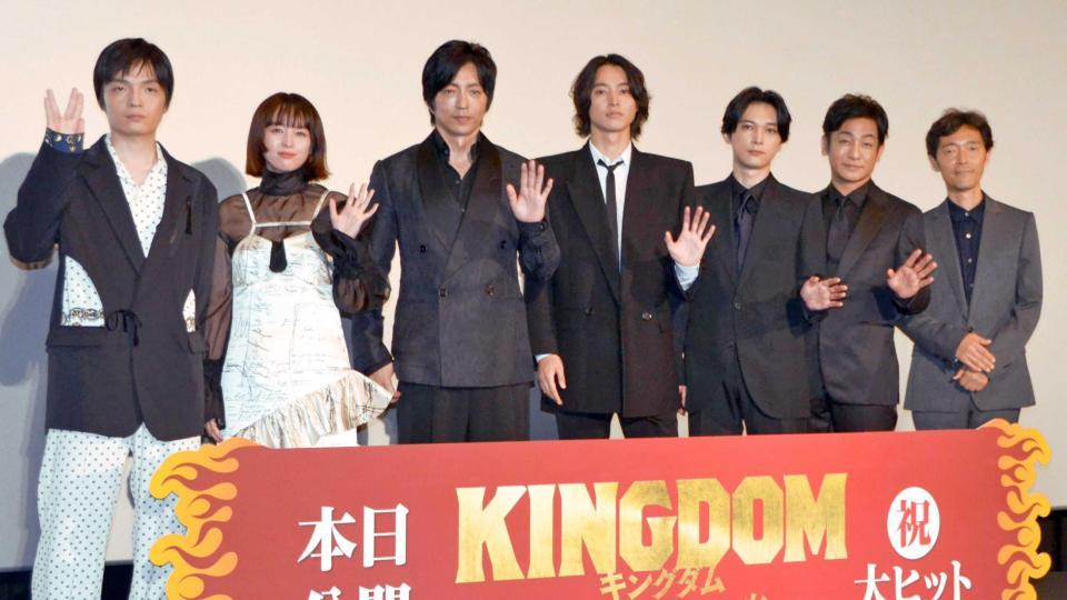 　（左から）岡山天音、清野菜名、大沢たかお、山﨑賢人、吉沢亮、片岡愛之助、佐藤信介監督