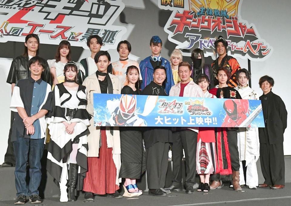 　（前列左から）中澤祥次郎監督、青島心、簡秀吉、工藤遥、チョコレートプラネットの長田庄平、中村獅童、佐倉綾音、酒井大成、池田匡志、上堀内佳寿也監督、（後列同）杢代和人、星乃夢奈、佐藤瑠雅、崎山つばさ、渡辺碧斗、村上愛花、平川結月、佳久創（撮影・開出牧）