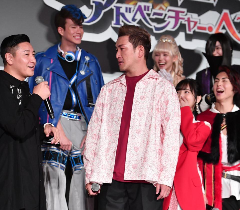 　チョコレートプラネット・長田庄平（左）のネタ「そろりそろり」のものまねを披露し会場を沸かせたサプライズゲストの中村獅童（撮影・開出牧）