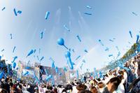 　ジェット風船が舞った合同コンサートのオープニング