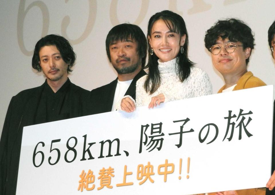 　舞台あいさつに登場した（左から）オダギリジョー、竹原ピストル、菊地凛子、浜野謙太