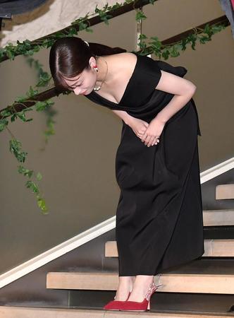 　深々と頭を下げる橋本環奈（撮影・出月俊成）