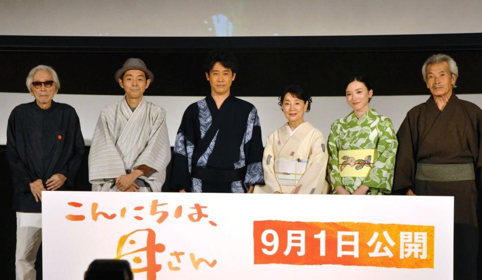 　完成披露試写会に登場した（左から）山田洋次監督、宮藤官九郎、大泉洋、吉永小百合、永野芽郁、田中泯