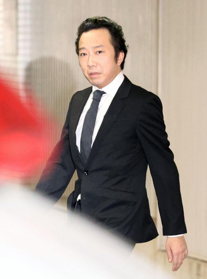 市川猿之助被告が保釈 黒スーツで警察署に一礼 保証金500万円 両親