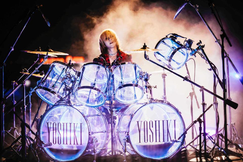 　映画「ＹＯＳＨＩＫＩ：ＵＮＤＥＲ　ＴＨＥ　ＳＫＹ」でドラムを演奏するＹＯＳＨＩＫＩ©　２０２３　Ａ　ＬＩＳＴ　ＭＥＤＩＡ　ＥＮＴＥＲＴＡＩＮＭＥＮＴ，　ＩＮＣ．