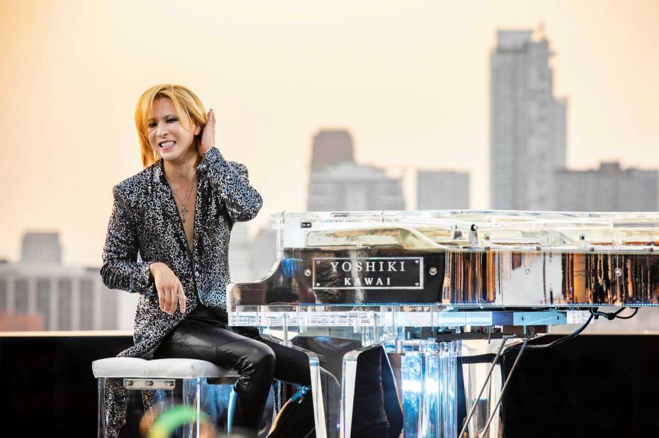 　映画「ＹＯＳＨＩＫＩ：ＵＮＤＥＲ　ＴＨＥ　ＳＫＹ」でピアノを演奏するＹＯＳＨＩＫＩ©　２０２３　Ａ　ＬＩＳＴ　ＭＥＤＩＡ　ＥＮＴＥＲＴＡＩＮＭＥＮＴ，　ＩＮＣ．