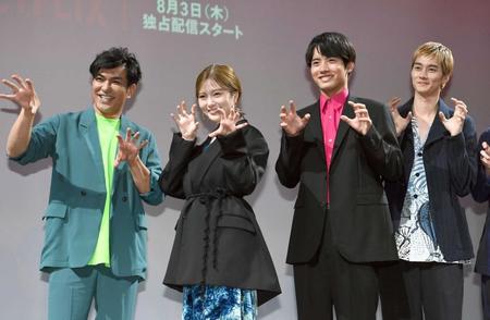 　ゾンビポーズをとる（左から）北村一輝、白石麻衣、赤楚衛二、栁俊太郎（撮影・伊藤笙子）