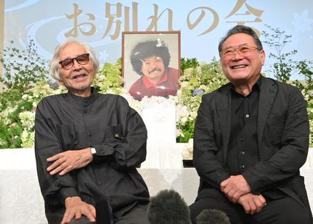 　囲み会見で佐藤蛾次郎さんの思い出を話す山田洋次監督（左）と前田吟（撮影・西岡正）