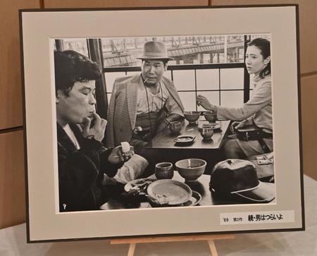 　場内に飾られた佐藤蛾次郎さんの写真（撮影・西岡正）