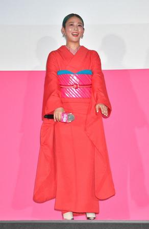 　ピンクの着物で登壇する高畑充希（撮影・西岡正）